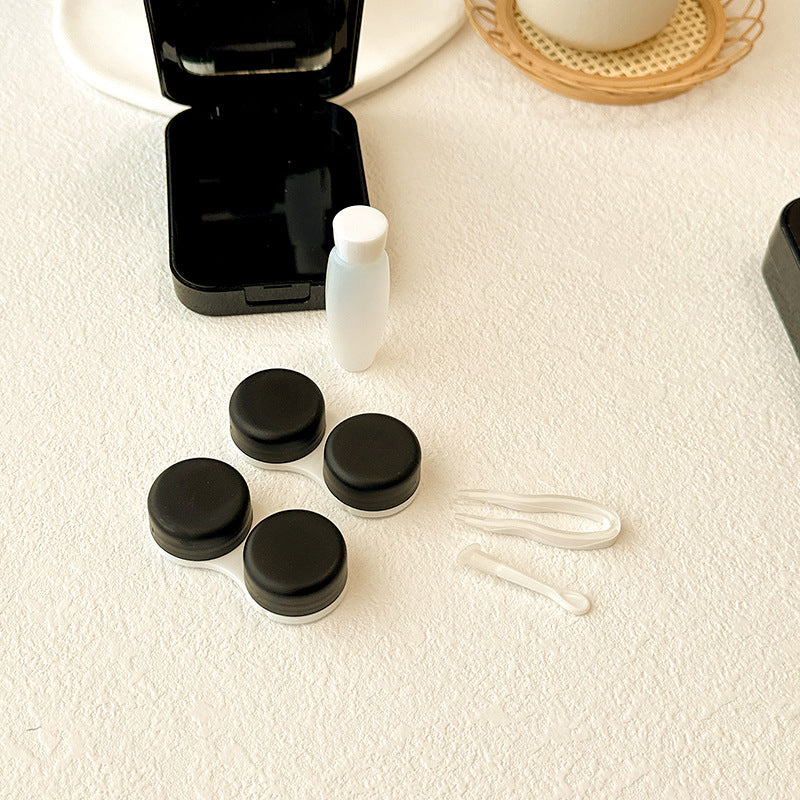 Drie kleine schatjes gekleurde contactlens.