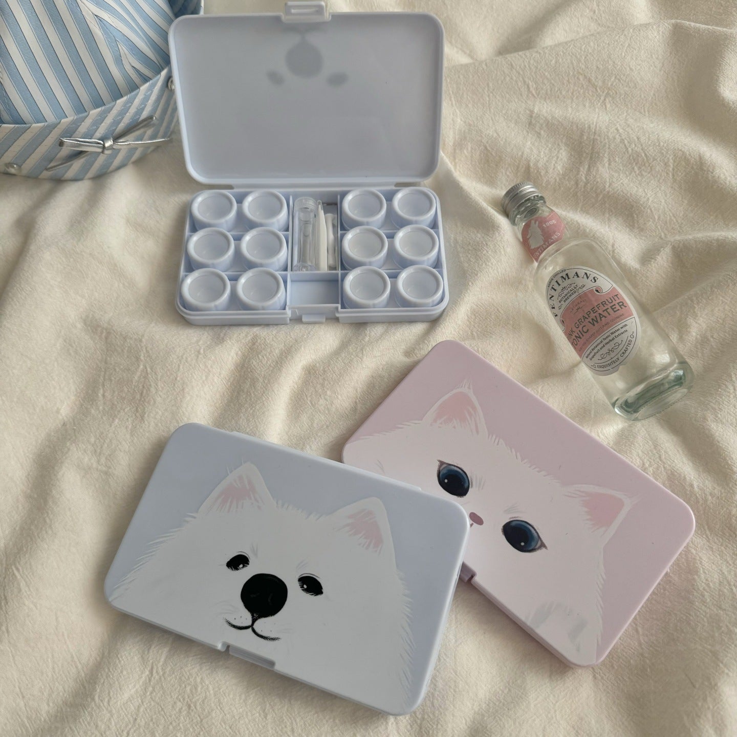 Kitten puppykop gekleurde contactlens.